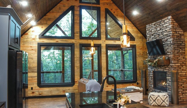 Luxury Cabin adjoining Robber's Cave State Parkn