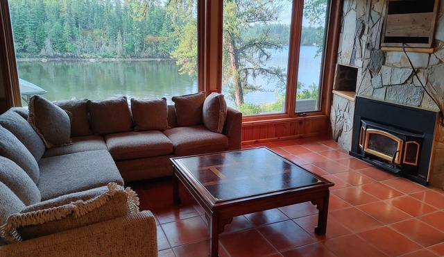 Luxury Cabin at West Hawk Lake