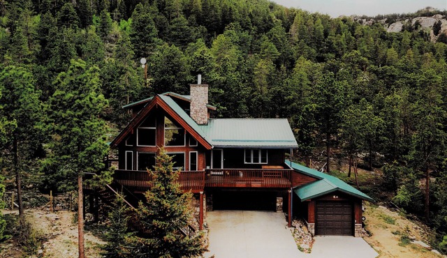 Luxury Cabin Backs Nat'l Forest– 5 Min to RMNP Wild Basin: Hike, Fish, Wildlife!