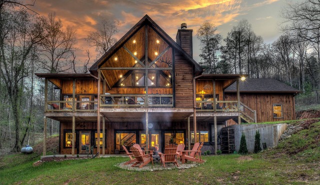 Luxury Cabin-Chic getaway w/hot tub, Gated community, River access, Easy drive