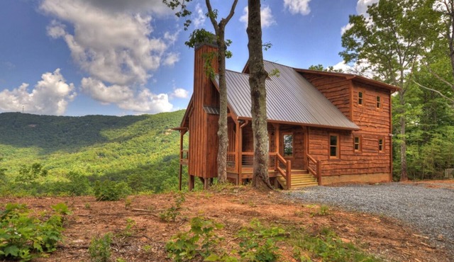 Luxury cabin! Designer decorated. Incredible views! Amazing sunrise! Secluded!