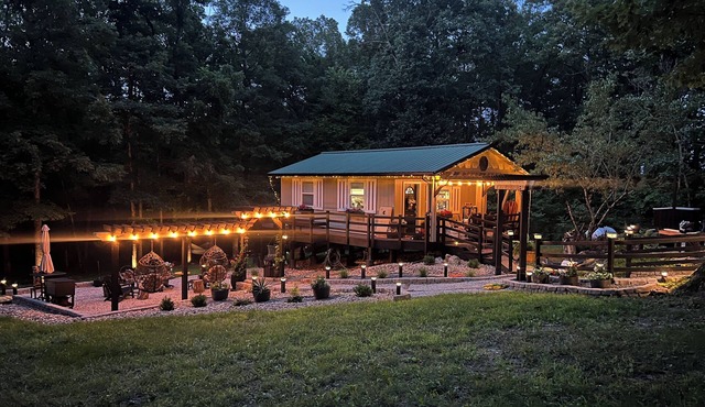 Luxury Cabin, fire pit, hanging chairs, WiFi, forest view, river access