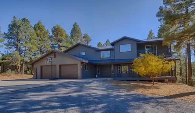 Luxury Cabin for all ages in charming Show Low!