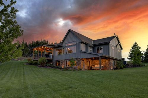 Luxury Cabin Getaway with Views of Lake Wanahoo near Lincoln in Nebraska