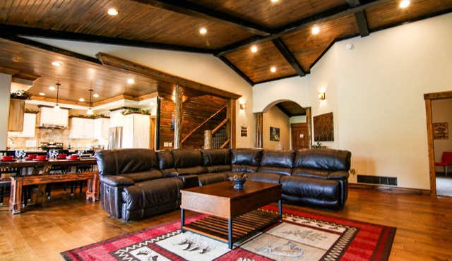 Luxury Cabin,Golf Course,Yellowstone, Stunning Mountain Views,Tubing, Rafting,