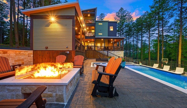 Luxury Cabin | Heated Pool, Hot Tub, Game Loft, Pickleball Court | Sleeps 23 – Risky Business