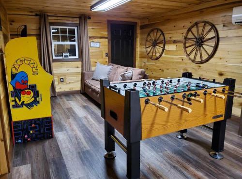 Luxury Cabin Hot Tub Bunkroom Gameroom at CaveRunLake