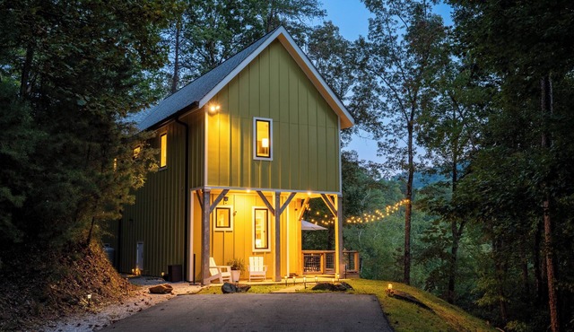 Luxury Cabin- Hot Tub, Mtn Views from Every Window, Mins to Clayton