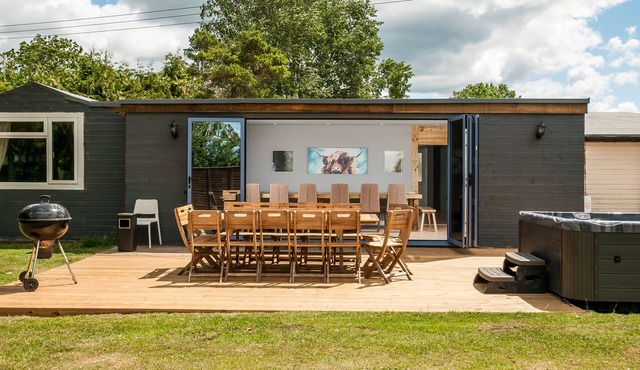 Luxury cabin in great location, hot tub, sleeps 18