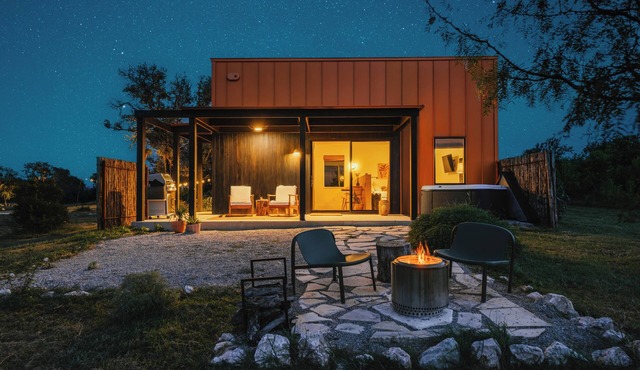 Luxury cabin in the center of the Texas Wine Country; large private porch w/hot tub, gas grill and fire pit; pet friendly