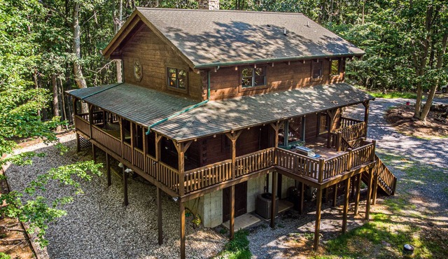 Luxury cabin in the woods, 2 bedrooms plus loft