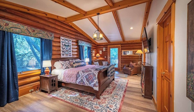 Luxury Cabin in the Woods, near 3 Golf Courses.