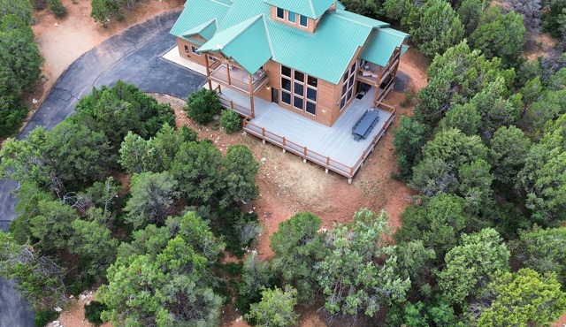 Luxury cabin in the Zion mountains, privacy, pool access, 7th night free