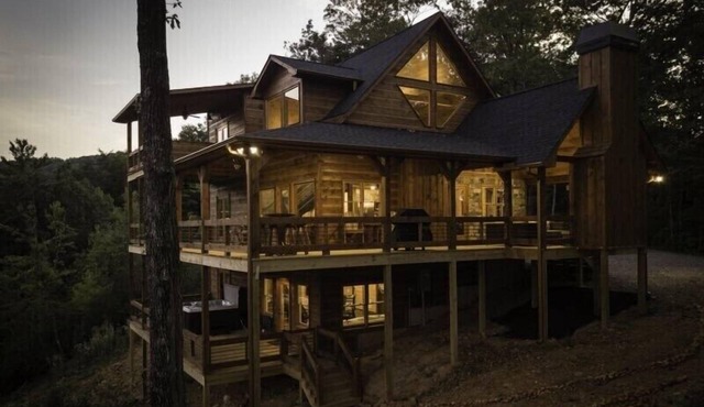 Luxury Cabin, Incredible View, Amazing Sunrise & Sunset, Secluded, Pet Friendly