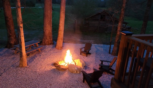 Luxury Cabin, King Bed, Hot Tub Minutes from Alpine Helen sits on 40 acres.