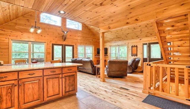 Luxury Cabin Minutes to Raystown Lake; HOT TUB, Firepit, Arcade