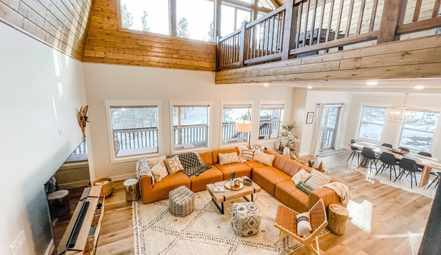 Luxury Cabin near National Parks w/Hot Tub & Lake