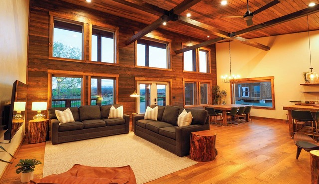 Luxury cabin near Cody: 2 kings, kids bunkroom, fire pit, country charm with easy access.