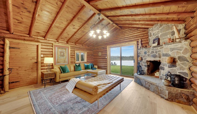 Luxury Cabin On Private 100+ Acre Beachfront Lake!