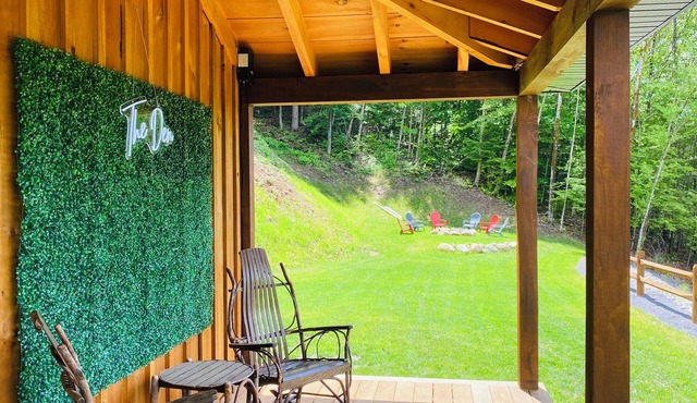 Luxury cabin on private drive. Fall foliage at its finest, waterfront access.