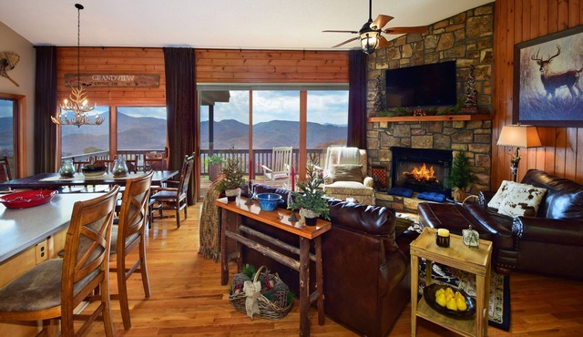 ☆Luxury Cabin☆Panoramic Views ☆3 Kings☆3 Baths☆Fireplace☆3K/1Q/2BB☆Ski Close☆