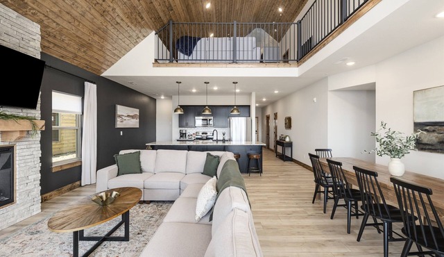 Luxury Cabin | Panoramic View & Hot Tub+near SDC