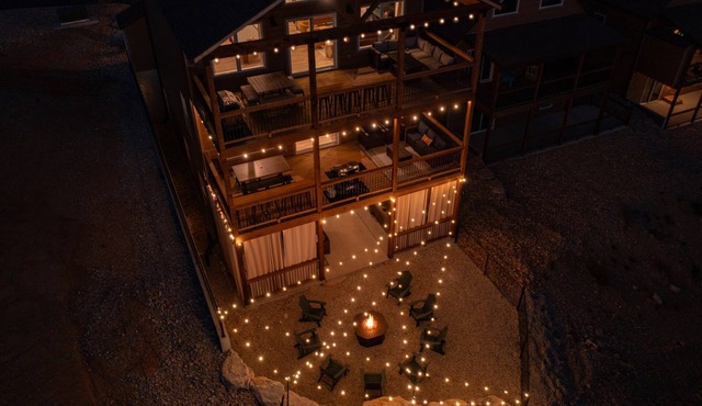 Luxury Cabin + Pool Table + Outdoor Movie Theater