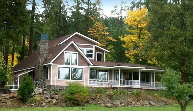 Luxury Cabin Rental in the Cascade Mountains near Crater Lake, Southern Oregon