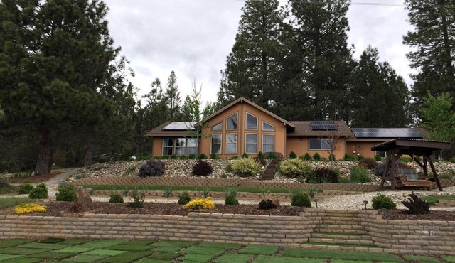 Luxury Cabin Rental with a Fire Pit in Coulterville, California