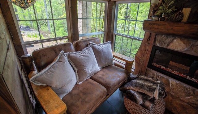 Luxury Cabin Retreat – Dog-Friendly, Cozy, Great Wi-Fi and an amazing Jacuzzi!