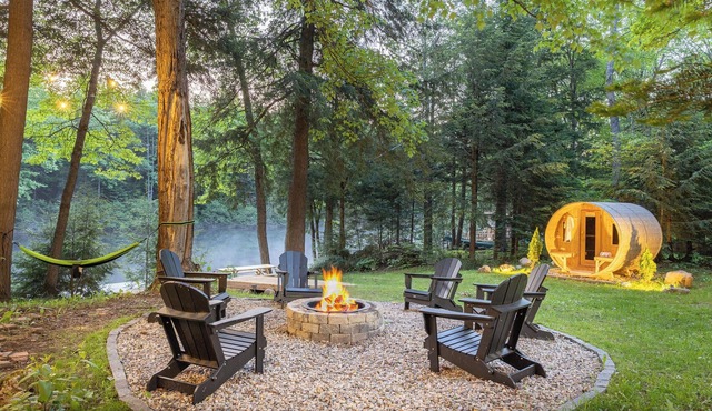 Luxury Cabin, Sauna, River Cold Plunge,IGLOOS,EV,Wifi,Instapics! In Muskoka,ON