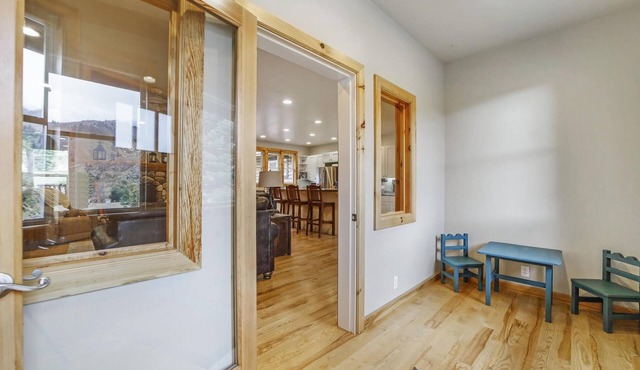 Luxury cabin, Sleeps 14, HOT TUB