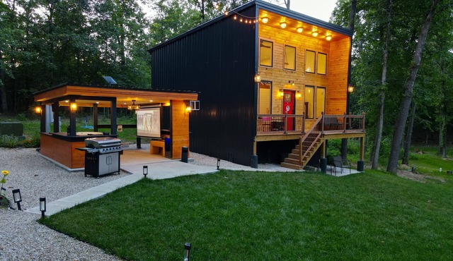 Luxury Cabin Sleeps 6 with Hot Tub and Outdoor Movie