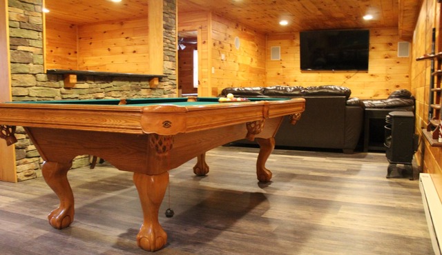 Luxury Cabin Sleeps 22 w/Game Room,HOT TUB,FIRE PIT,BB Court! 5min to SKI SLOPES