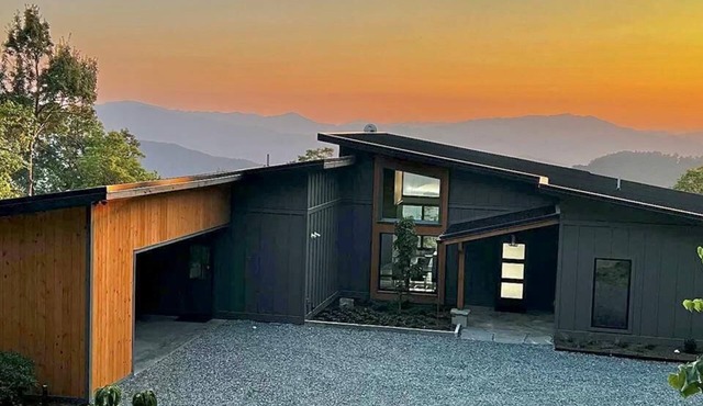 Luxury Cabin w/Epic Views + Hot Tub & Firepit