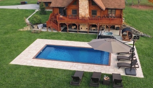 Luxury Cabin w/Heated Pool, 22min to 7 Springs, HotTub, Sauna, Game Room & Views