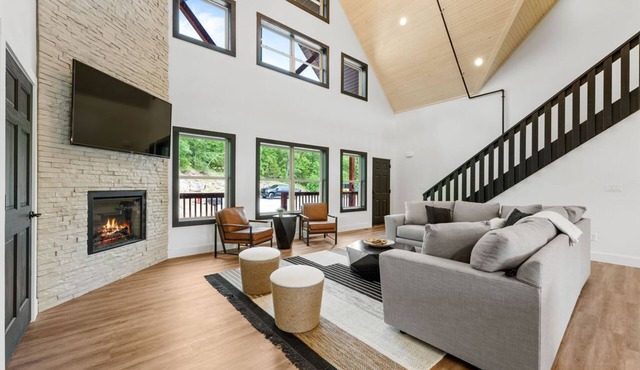 Luxury Cabin w/hot tub, pet frdnly, cmty pool