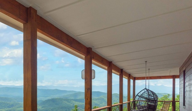 Luxury Cabin w/Indoor Pool, Hot Tub & Epic Views