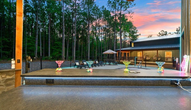 Luxury Cabin w/Private Pool, Hot Tub, Game Table, Outdoor Kitchen & Balcony Fireplace – Sleeps 8