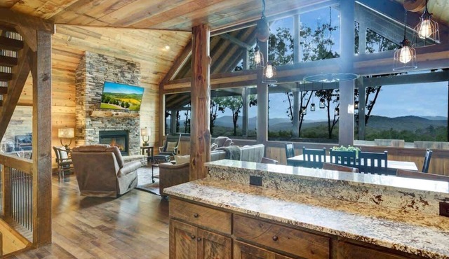 Luxury Cabin w/Stunning Mountain Views & Hot Tub