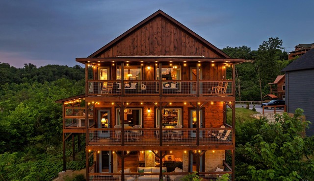 Luxury Cabin w/View! 3 Pools, Pickleball, Game Rm, Hot Tub!