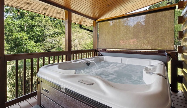 Luxury Cabin with 2 Kings & 1 Queen, 5 miles to Casino, Hot Tub & Fire Pit