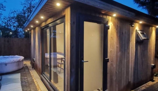 Luxury cabin with hot-tub