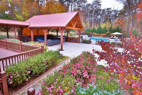 Luxury Cabin with Heated Pool, Hot-Tub & Deluxe Outdoors