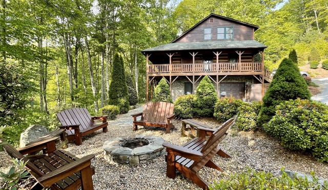 Luxury Cabin with Mountain Views, Fire pit, Hot tub and more !