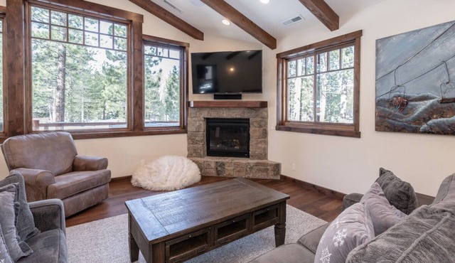 Luxury Cabin with Private Hot Tub! Close to Village!