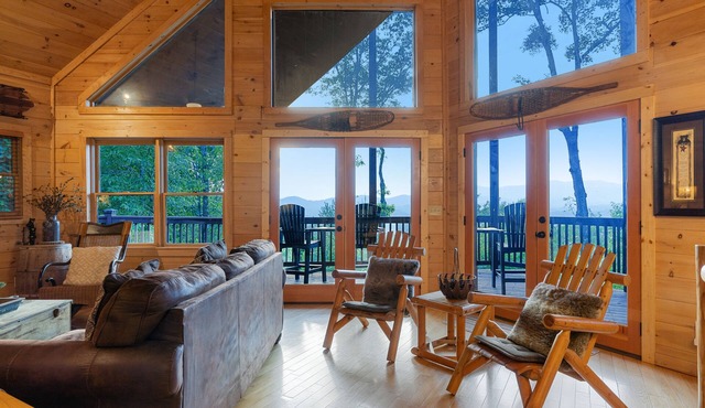 Luxury cabin with private hot tub, amazing mountain view & 3 fireplaces