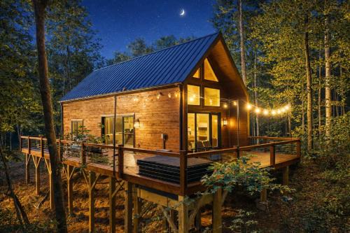 Luxury Cabin with Hot Tub & Pickleball Near Helen