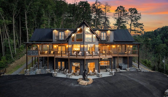 Luxury Cabin with Views, Pool, Elevator, Outdoor Kitchen and Indoor/Outdoor Bar