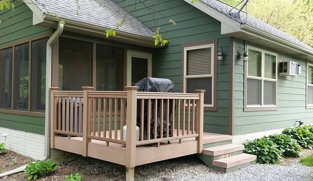 Luxury Cabins with two person jacuzzi tub. Fabulous location near Lake Red Rock.